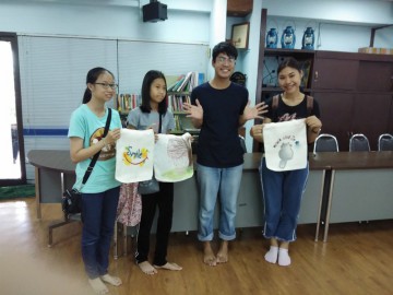 อาสาสมัครลงลายกระเป๋าผ้า เพื่อพัฒนาเด็กด้อยโอกาส  9 ก.พ. 62   Painting Bag Volunteer to Support Child Development Center in Thailand Feb,9, 19  ชั้น 4 ห้องสุจิตรา อาคารมูลนิธิอาสาสมัครเพื่อสังคม @ 4th Fl., Thai Volunteer Service Bldg.